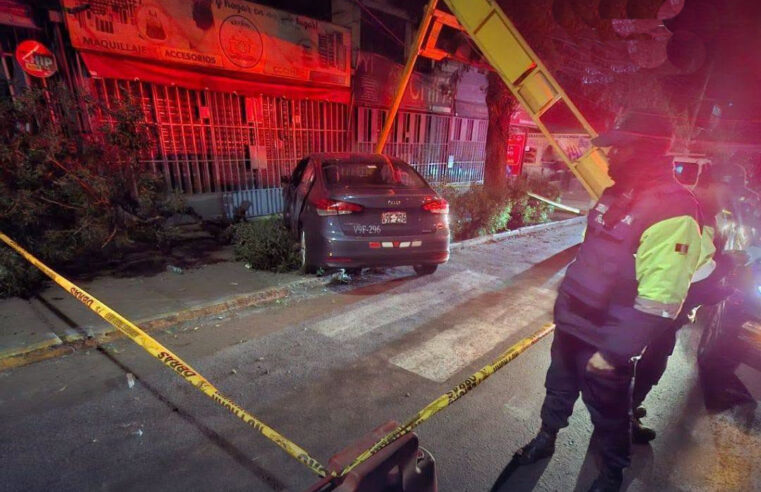 Motociclista muere tras impactar contra un taxi en el Cercado de Arequipa