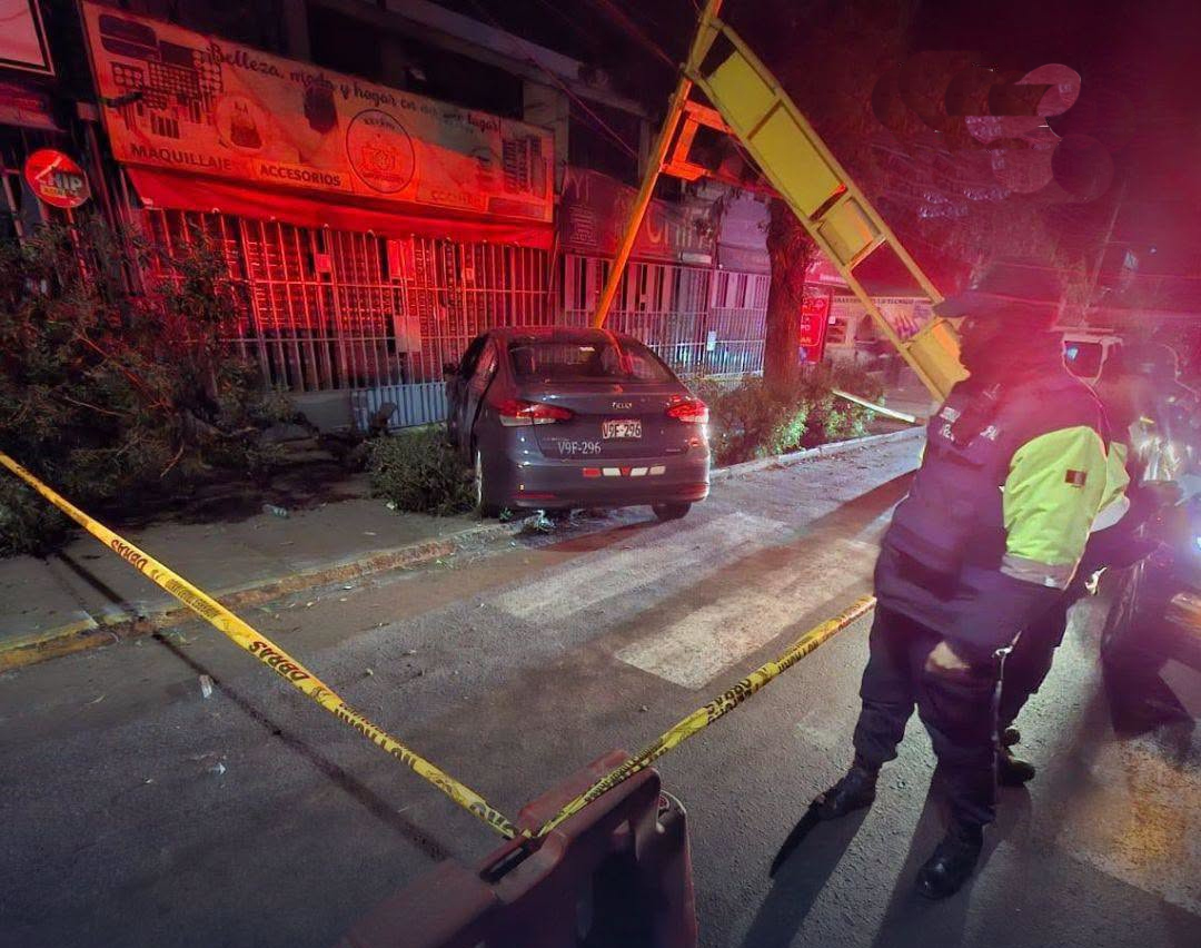 Motociclista muere tras impactar contra un taxi en el Cercado de Arequipa