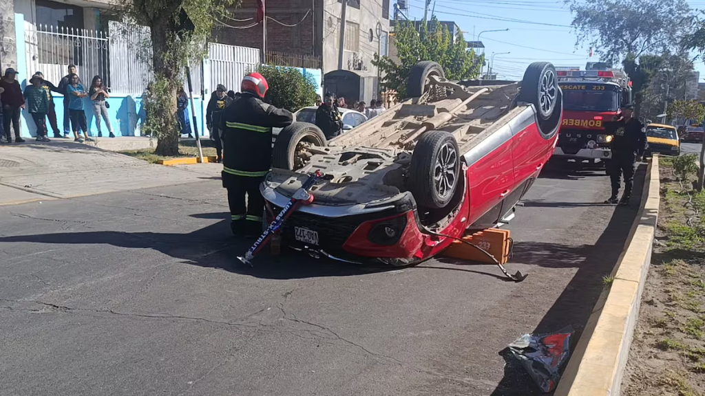 Dos accidentes de tránsito dejan una conductora herida