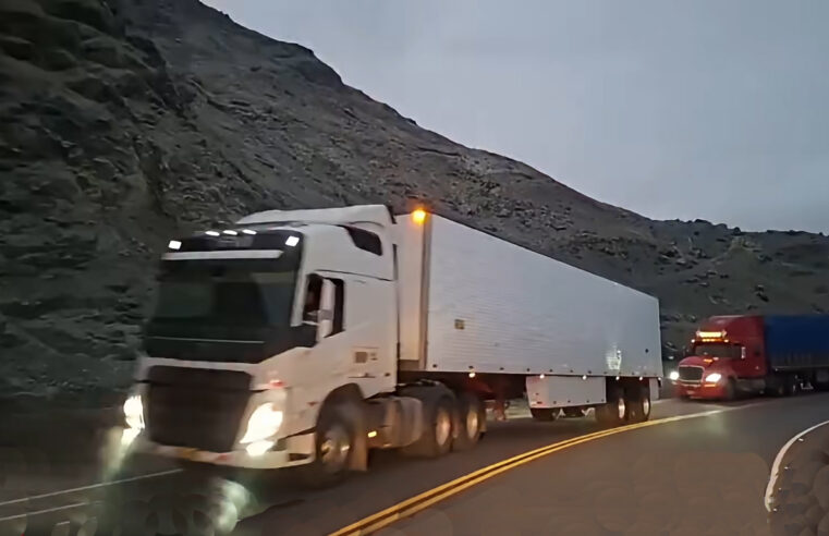 Habilitan tránsito en la vía Ocoña-Atico tras nuevo derrumbe