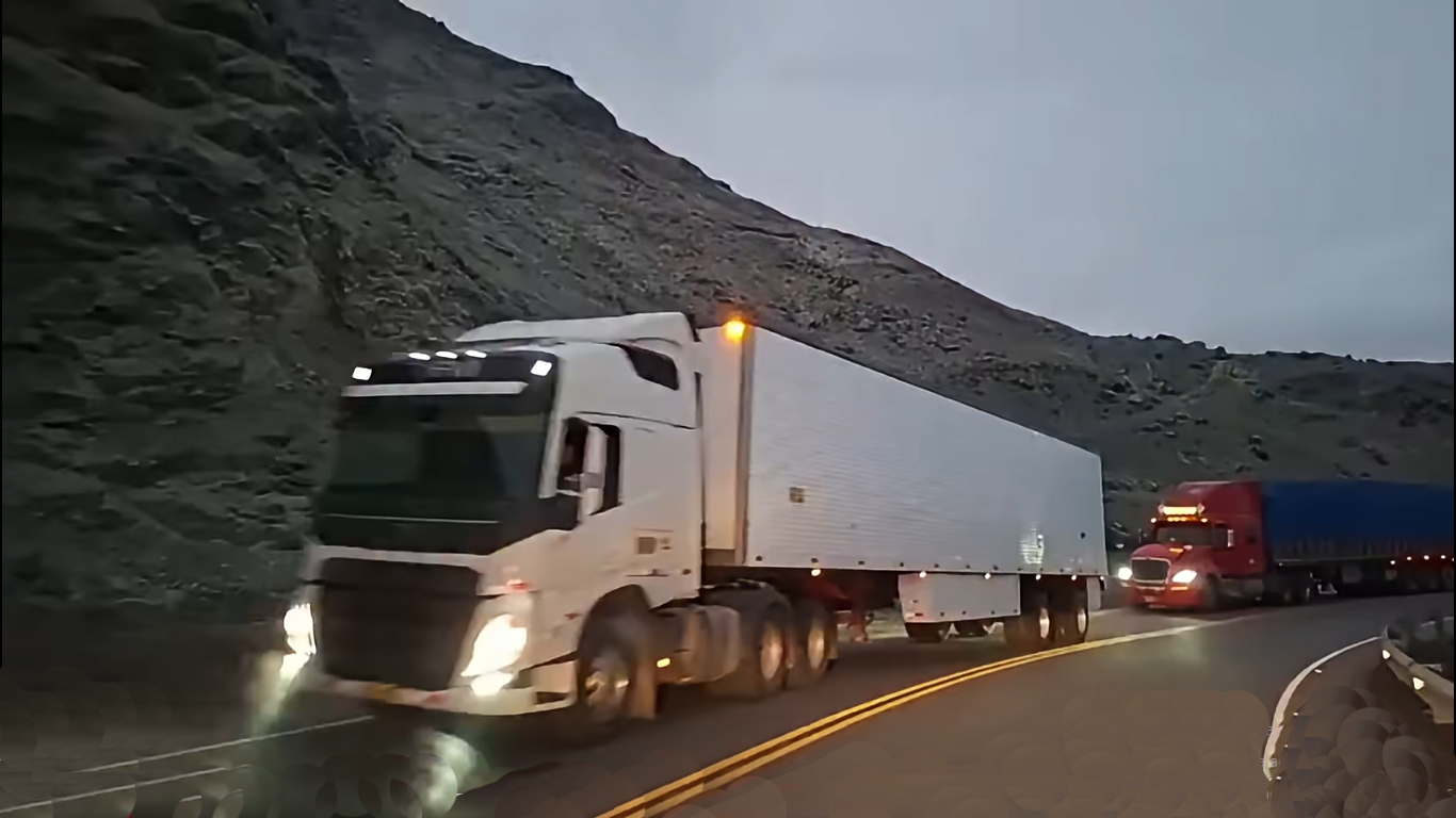 Habilitan tránsito en la vía Ocoña-Atico tras nuevo derrumbe