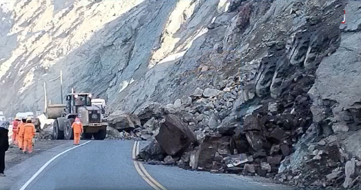 Nuevo derrumbe de rocas interrumpe tránsito en la Panamericana Sur en Arequipa