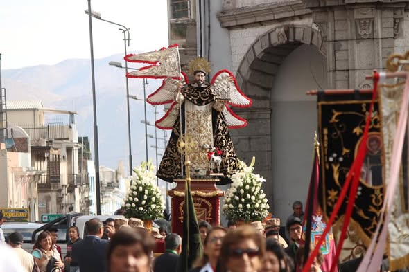 San Francisco vuelve a su iglesia luego de procesión