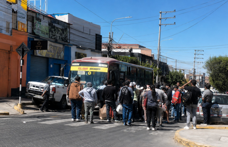Manifestantes atacaron combis durante paro de transporte