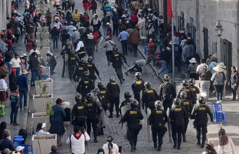 PNP despejó Plaza de Armas ante protesta de transportistas