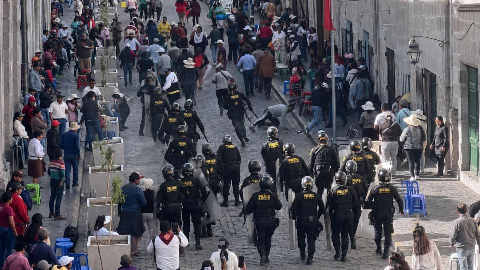 PNP despejó Plaza de Armas ante protesta de transportistas