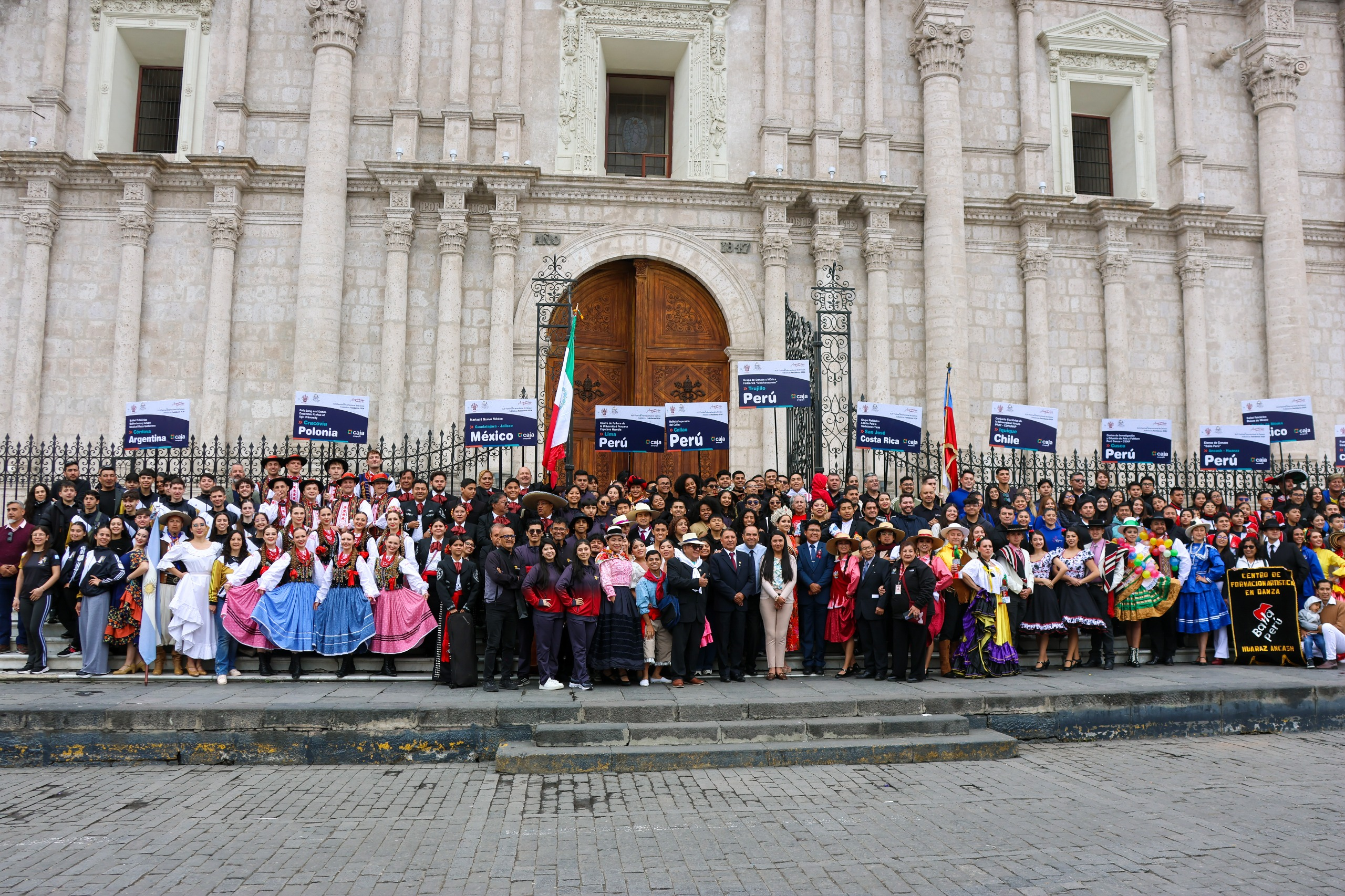 Festidanza despliega el folclore del mundo en Arequipa