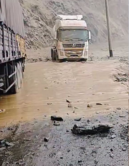 Huaico afecta viviendas y daña la carretera costanera