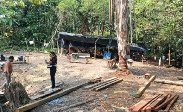 Destruyen 10 dragas de minería ilegal durante operativo en el río Nanay