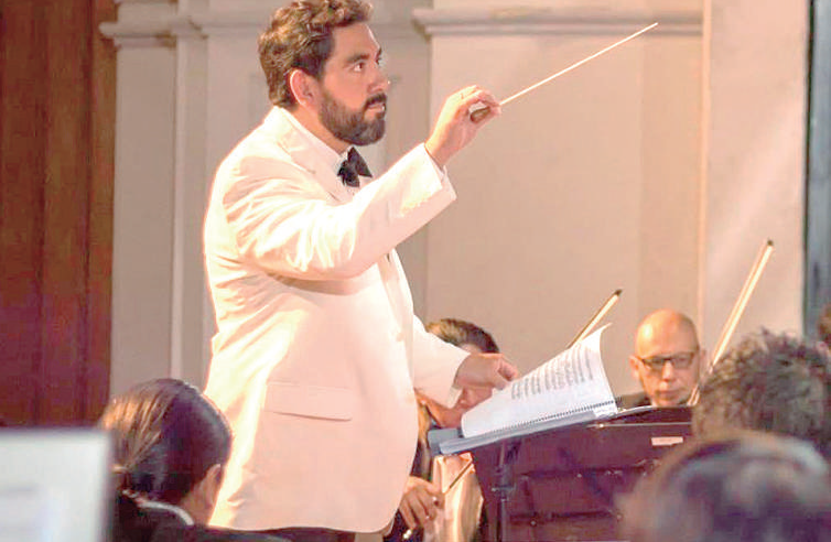 Enrique Victoria y la batuta que traza su camino