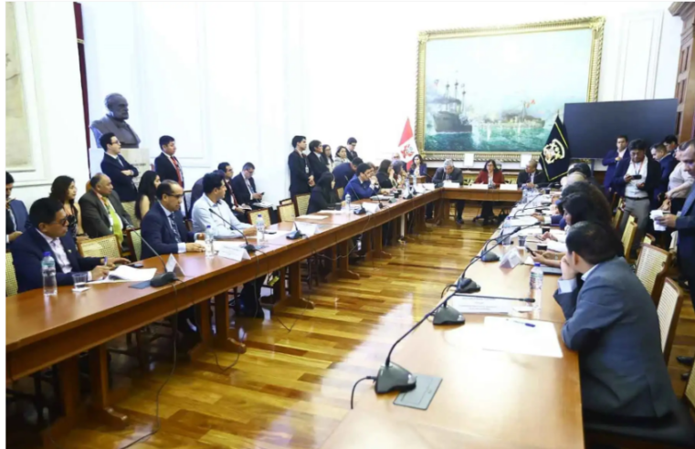 Comisión de Constitución se declara en sesión permanente para evaluar pedido de facultades