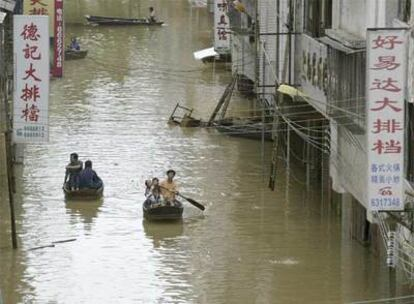 Lluvias obligan a evacuar a miles en China