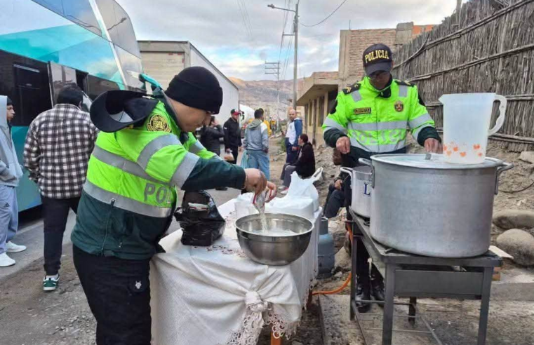PNP de Ocoña organiza olla común para más de 4 mil personas varadas por derrumbes