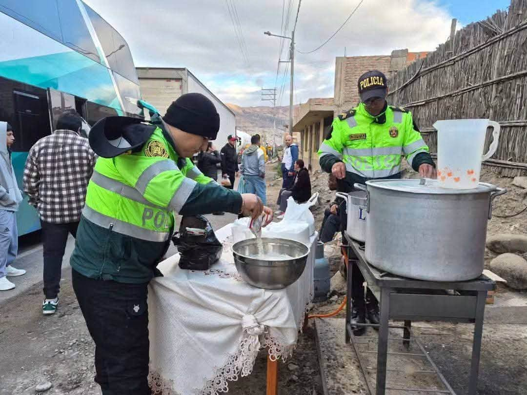 PNP de Ocoña organiza olla común para más de 4 mil personas varadas por derrumbes