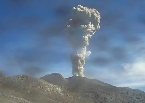 Cenizas del Sabancaya se dispersan hacia 6 distritos del Valle del Colca