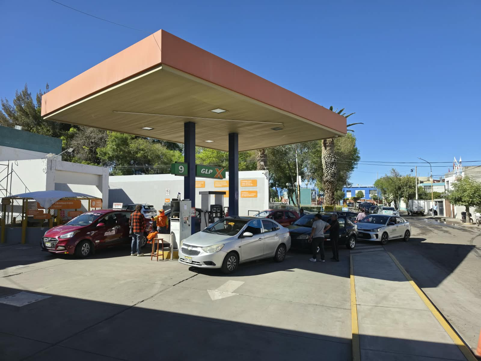 Conductores esperan cuatro horas para conseguir GLP