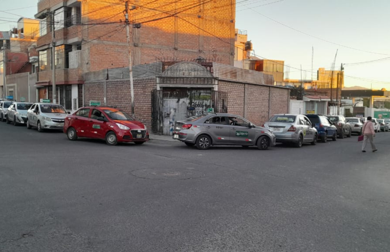 Taxistas piden controlar precios de combustibles ante escasez de GLP