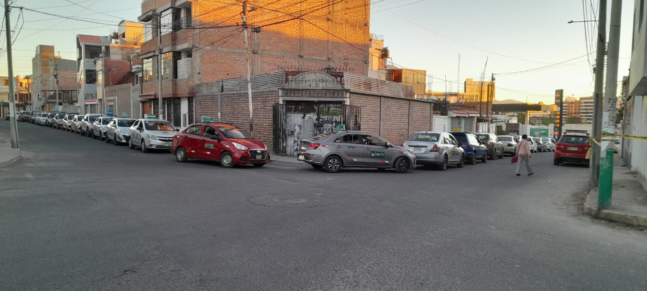 Taxistas piden controlar precios de combustibles ante escasez de GLP