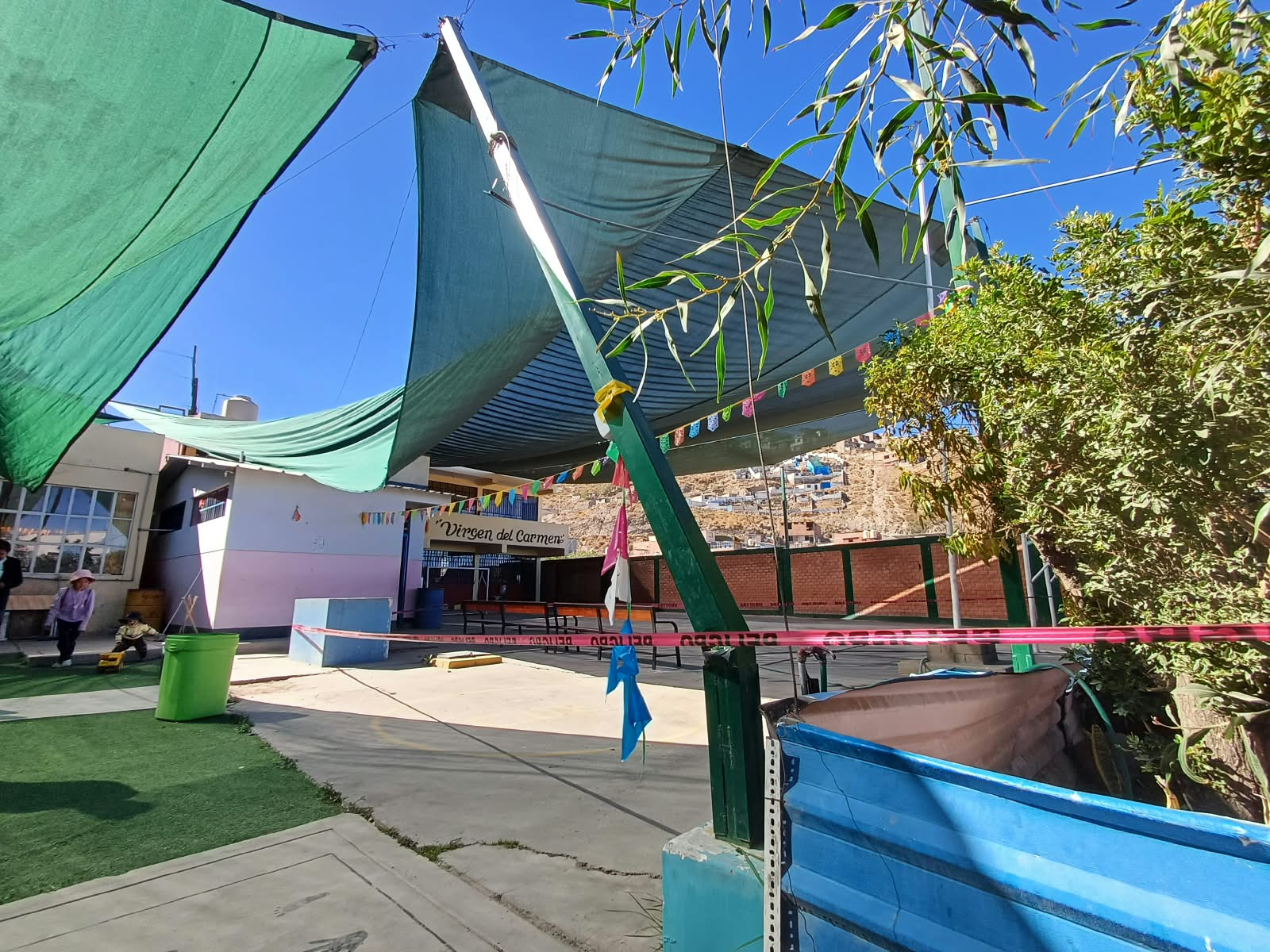 Suspenden clases tras colapso de malla raschel en colegio