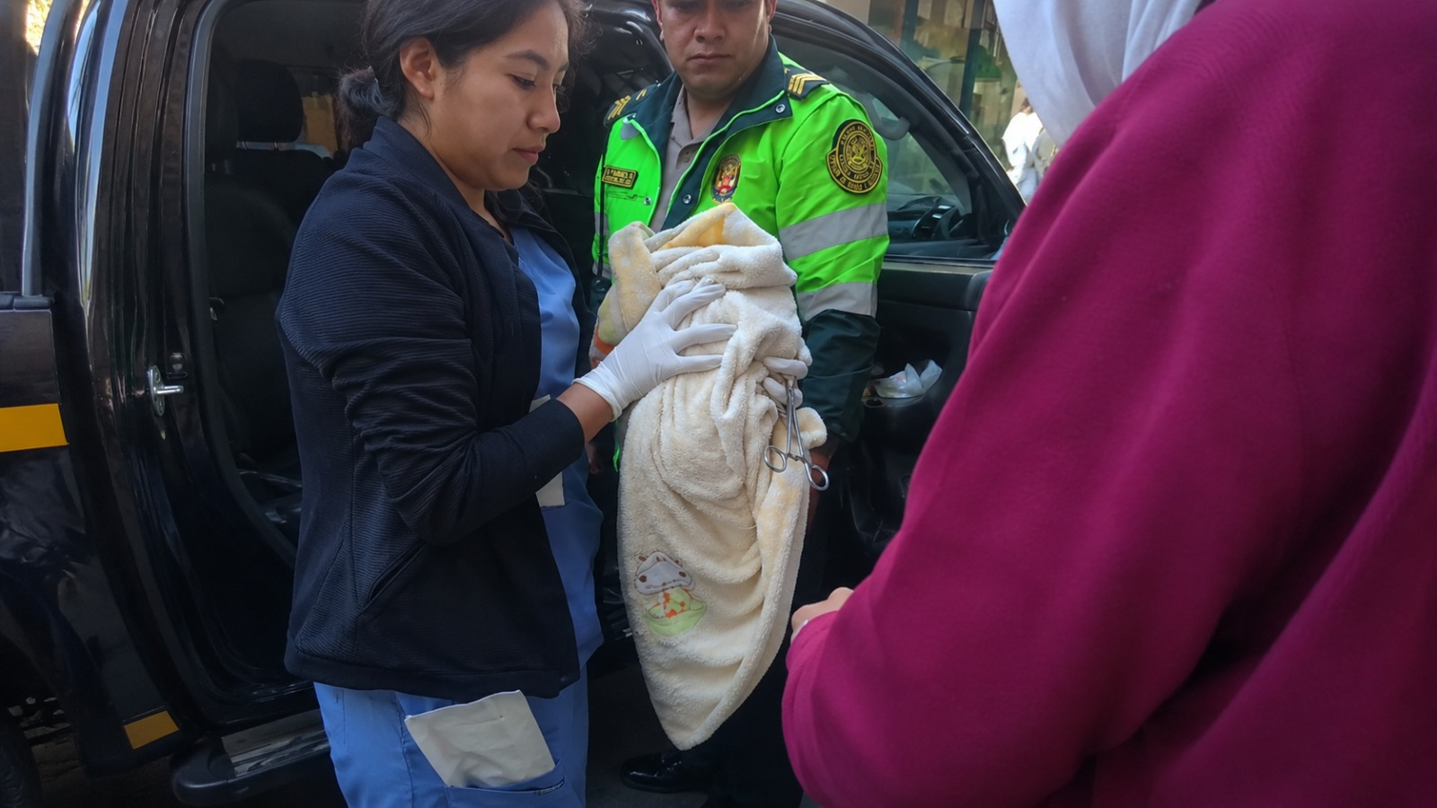Bebé nace en patrullero durante auxilio en Sabandía.