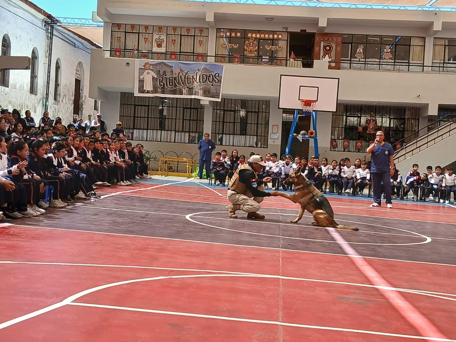 Capacitan a 400 escolares de Arequipa en tenencia responsable de mascotas