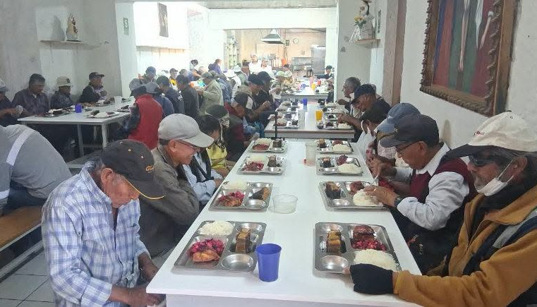 Adultos mayores reciben almuerzo especial en comedor del Arzobispado