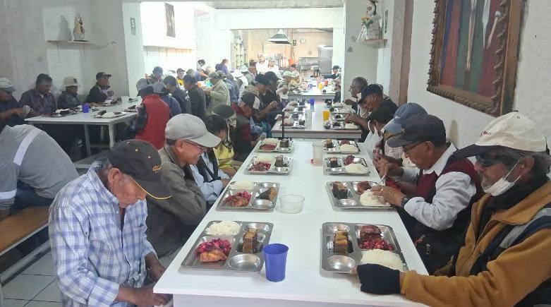 Adultos mayores reciben almuerzo especial en comedor del Arzobispado