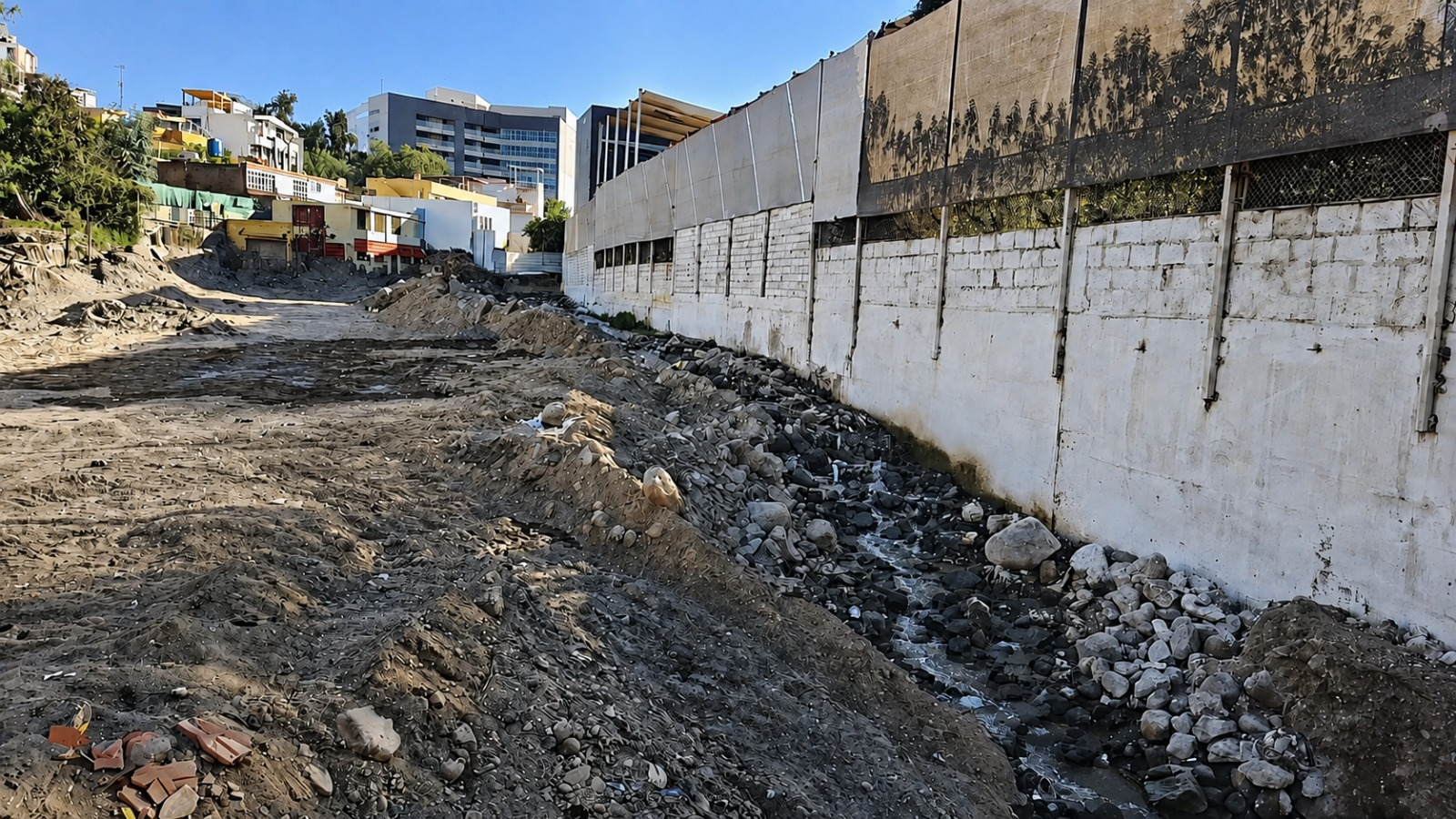 Denuncian abandono de trabajos en torrentera Chullo