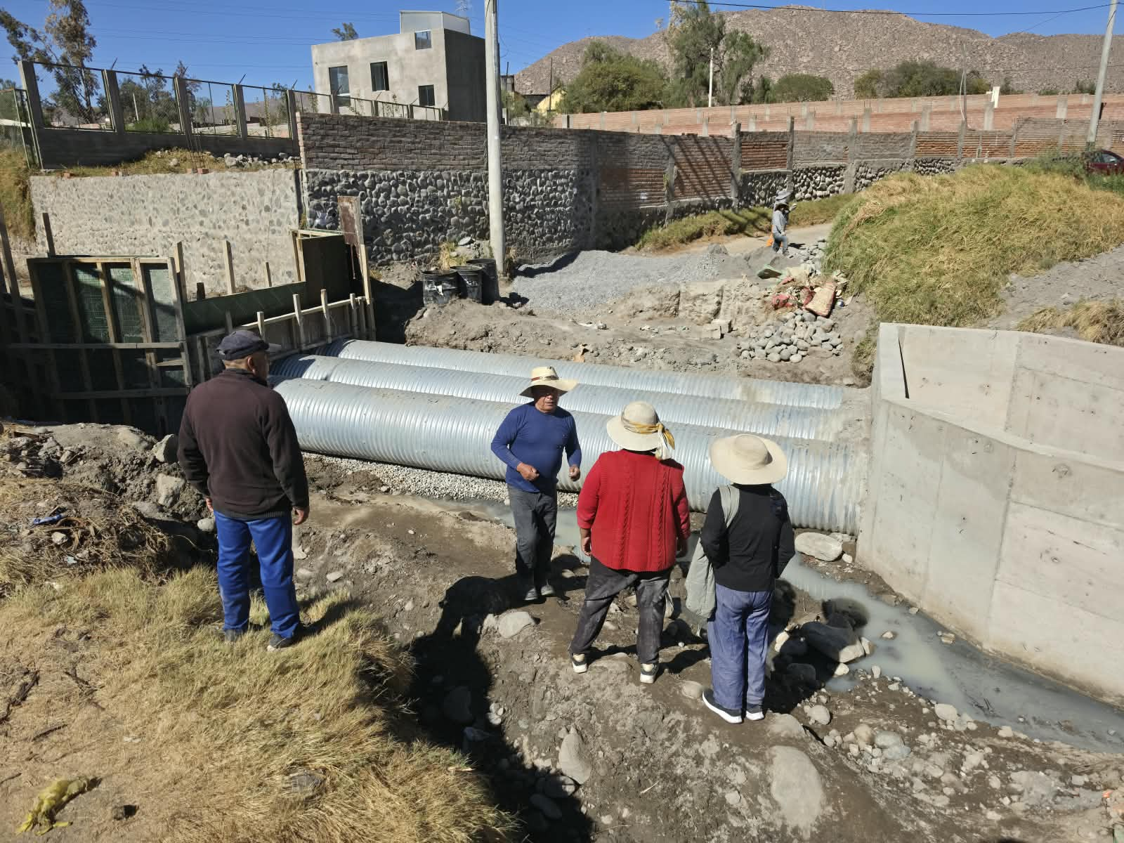 Obra abandonada afecta a 3 mil vecinos en Socabaya