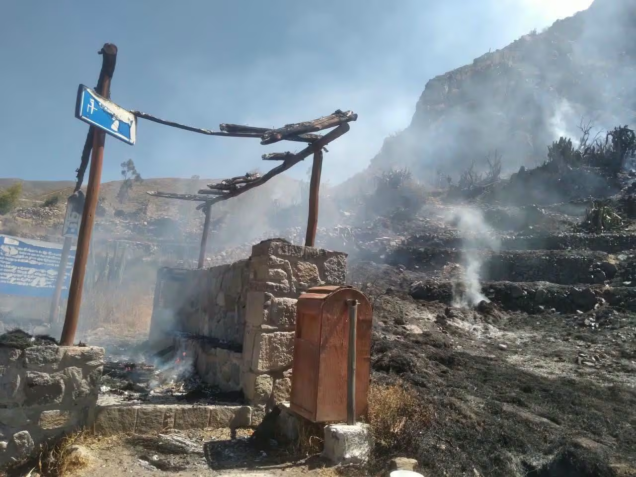 Incendio forestal amenaza zona arqueológica en el Valle del Colca