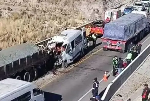 Nueve fallecidos y seis heridos deja choque de miniván con camión en Espinar