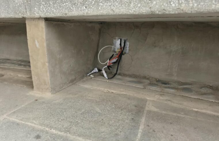 Cables expuestos y trabajos pendientes en plaza de Socabaya