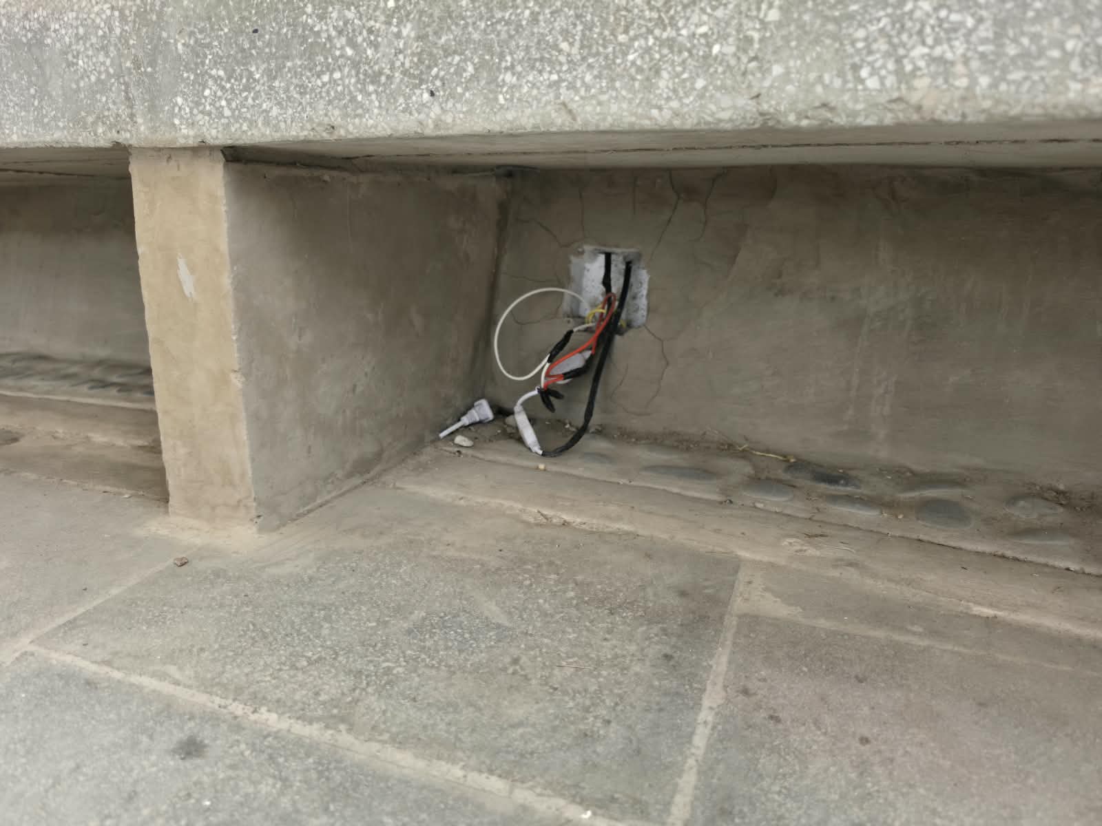 Cables expuestos y trabajos pendientes en plaza de Socabaya