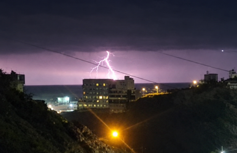 Tormenta eléctrica y fuertes vientos alarman y dejan una vivienda destruida