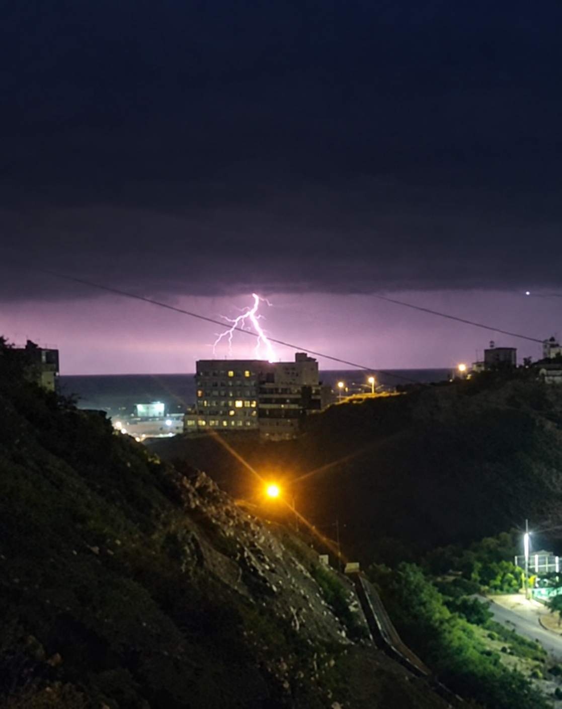 Tormenta eléctrica y fuertes vientos alarman y dejan una vivienda destruida