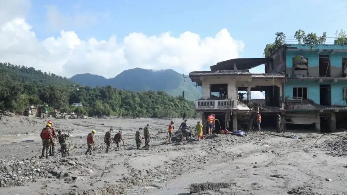 Nepal registra casi 1 400 muertos tras devastador alud