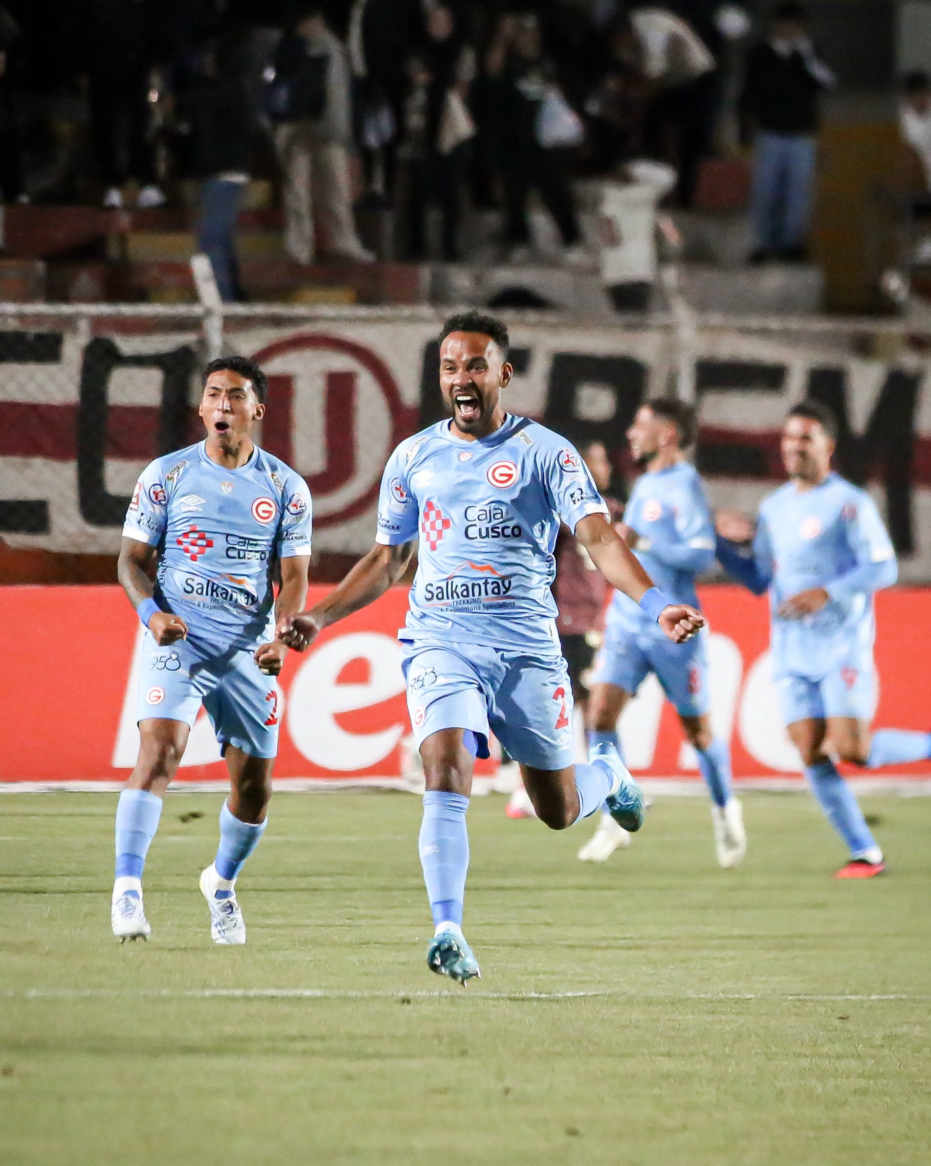 Deportivo Garcilaso aplastó a Universitario y recuperó la punta