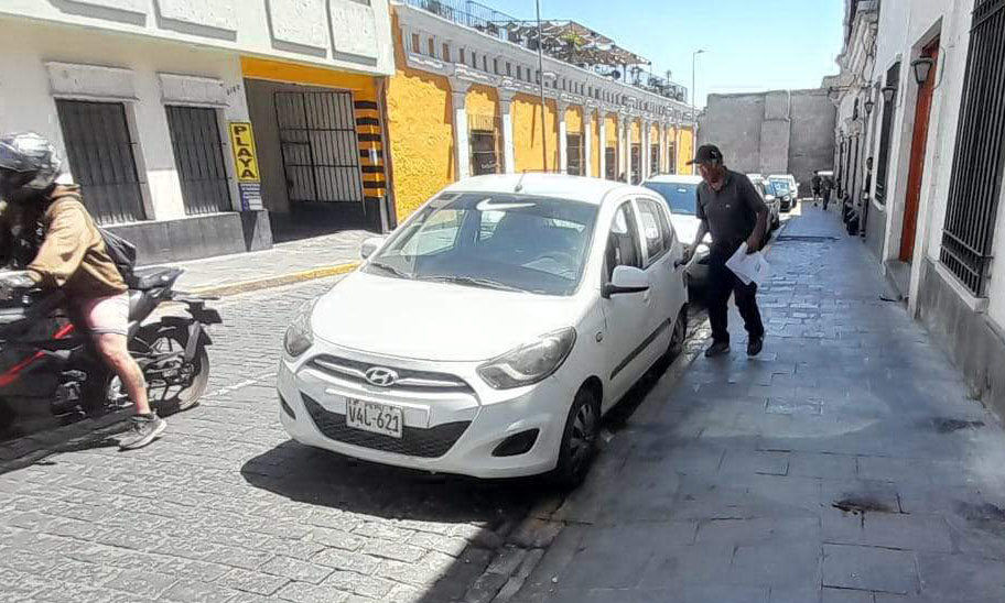 Calles del Centro Histórico se convierten en playas de estacionamiento