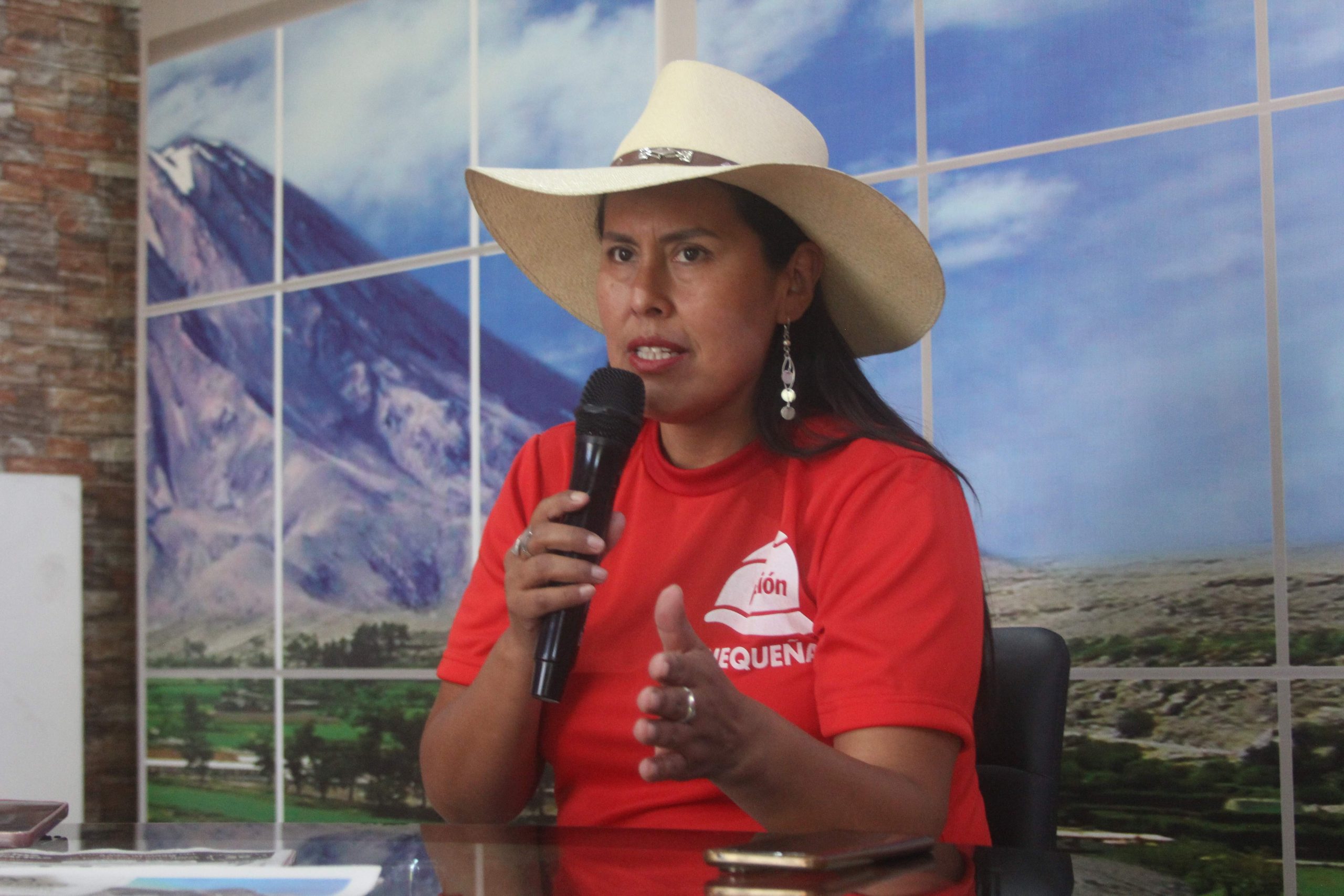 Laura Torres: saneamiento físico legal, agua y transporte para Quequeña