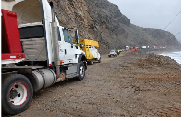 Se normaliza tránsito vehicular en la Panamericana Sur tras derrumbe