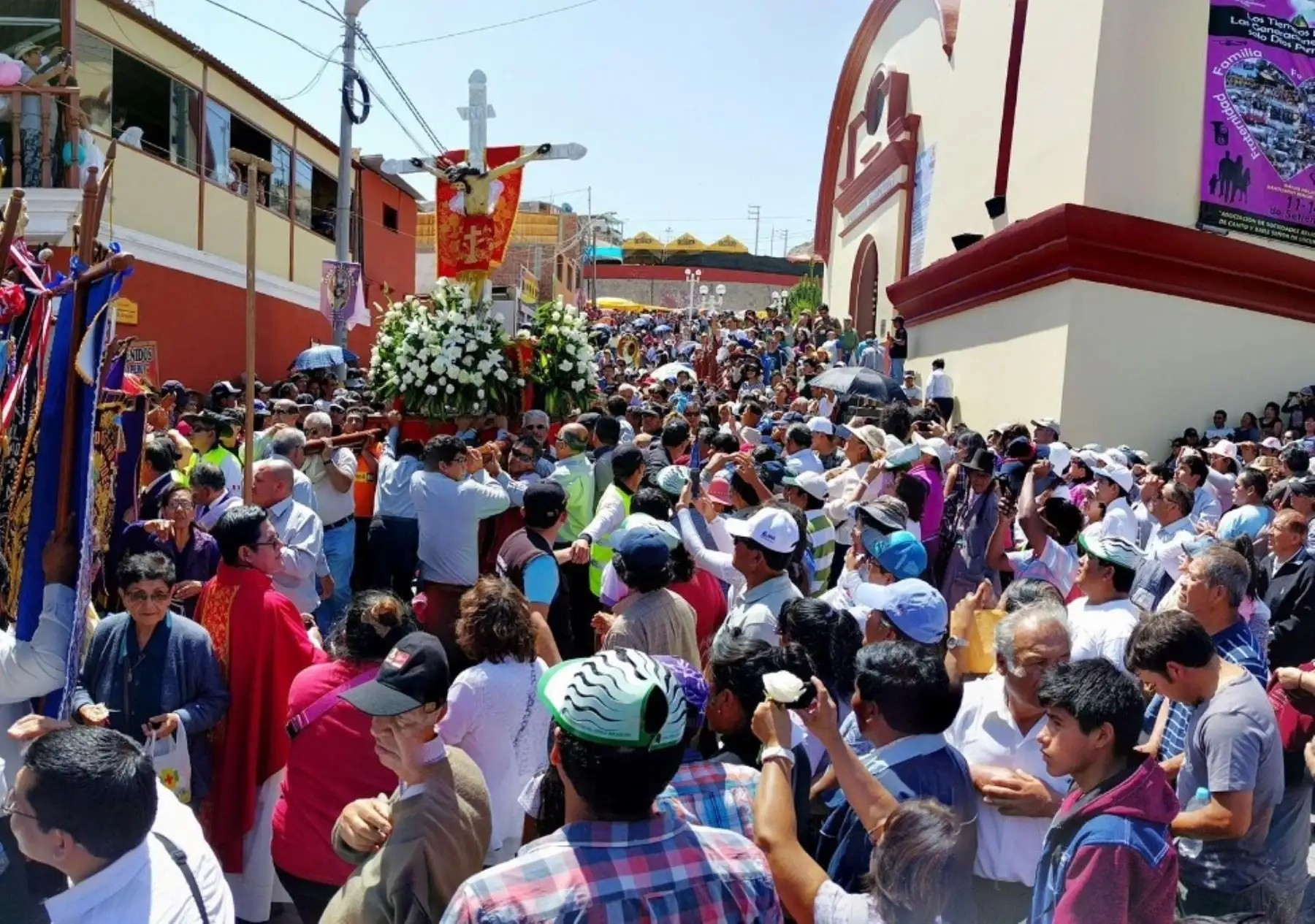 Miles de fieles llegan para venerar al Señor de Locumba