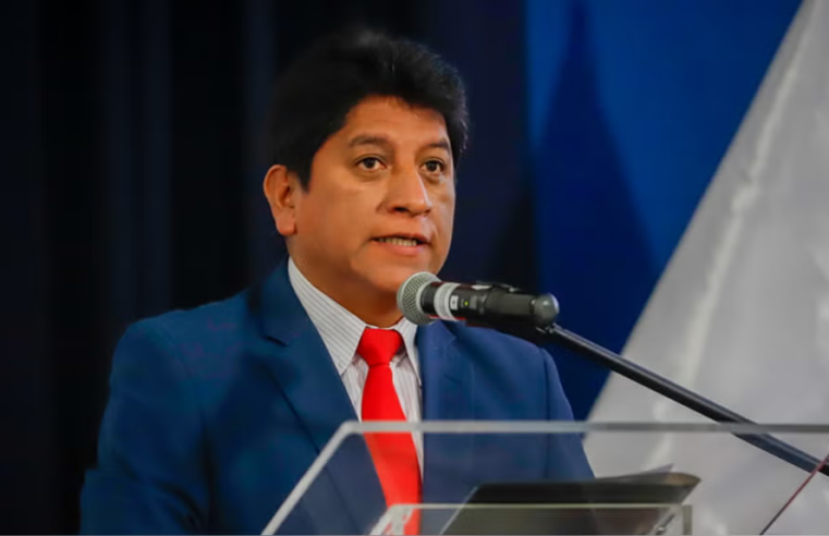 Cuatro bancadas piden remover al defensor del Pueblo, Josué Gutiérrez