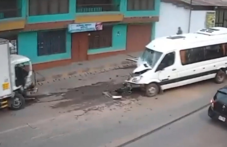 16 turistas resultan heridos tras choque de miniván con camión