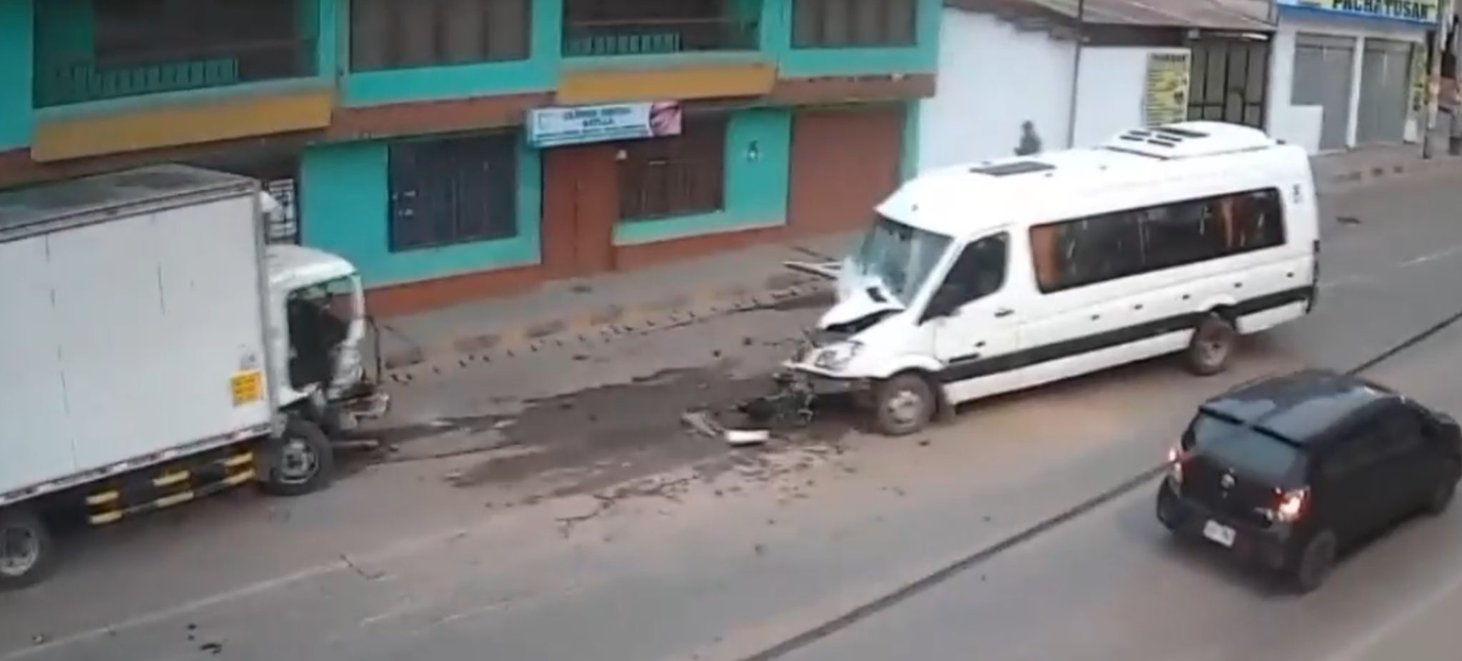 16 turistas resultan heridos tras choque de miniván con camión