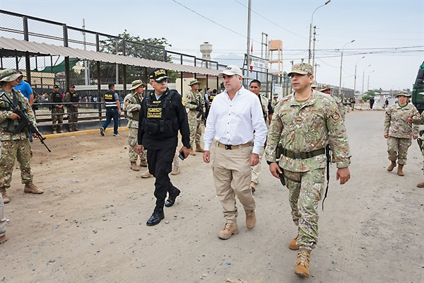 FF. AA. refuerzan seguridad exterior de penales en emergencia