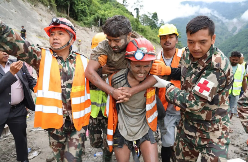 Milagro en Nepal: Rescatan a 2 tras 9 días del alud