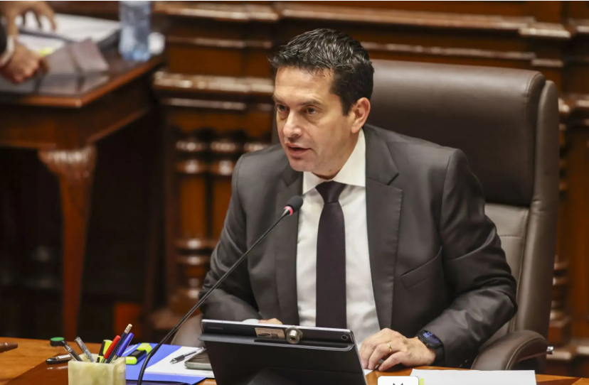 Torres exige que pedido de facultades llegue al pleno de Diputados