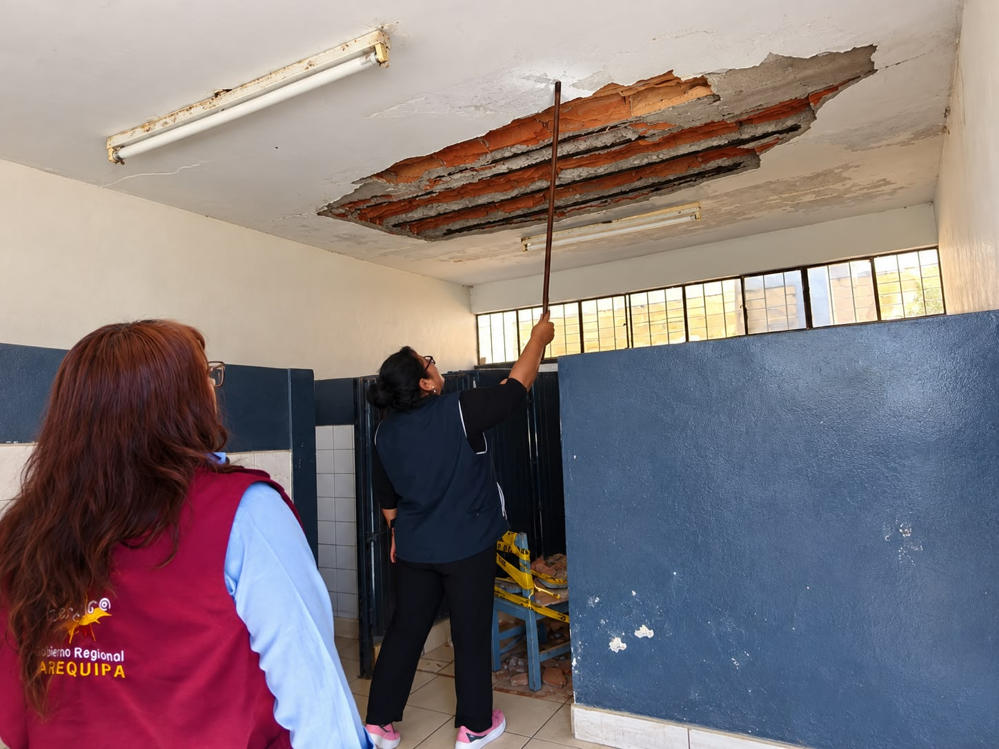 Techo colapsa y pone en riesgo a escolares en Castilla