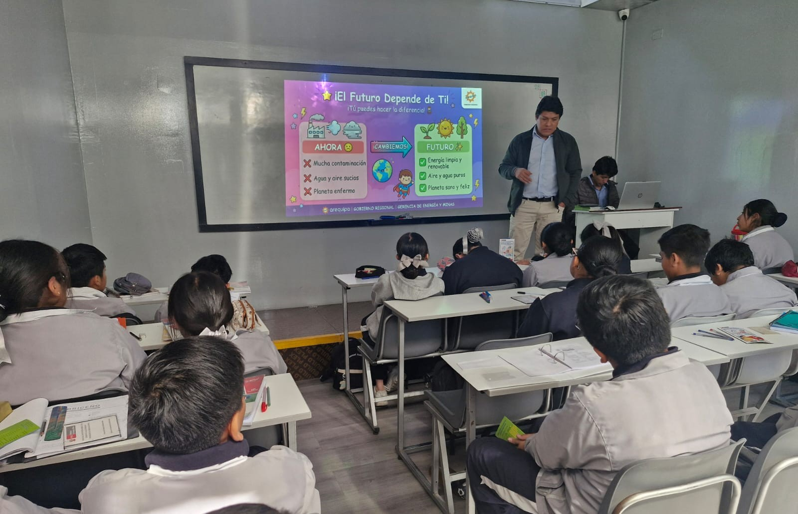 Escolares aprenden a ahorrar energía y prevenir riesgos eléctricos