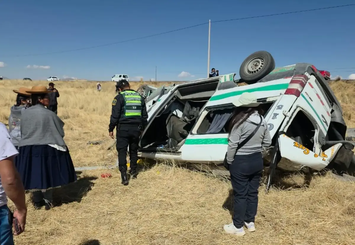 Choque de minivanes deja cuatro fallecidos y 15 heridos en Azángaro